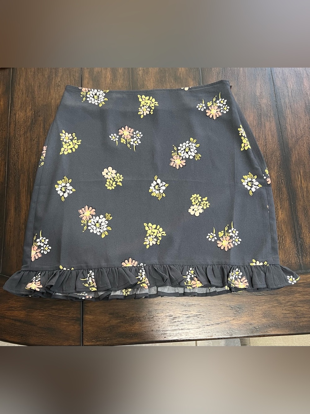 LOFT Women’s Size Sm Gray Floral Print Ruffle Hem Short Pencil Skirt Romantic